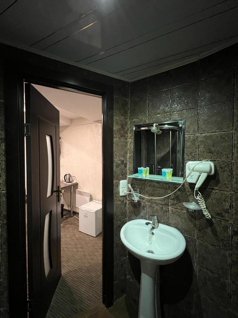 Elno Hotel Tbilisi Buitenkant foto